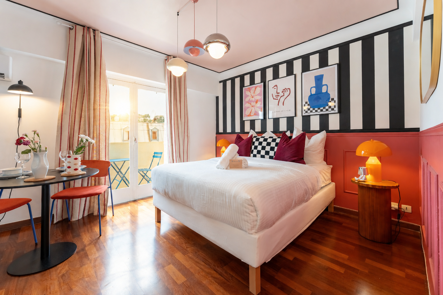 Chambre design aux murs rayés et lumière méditerranéenne